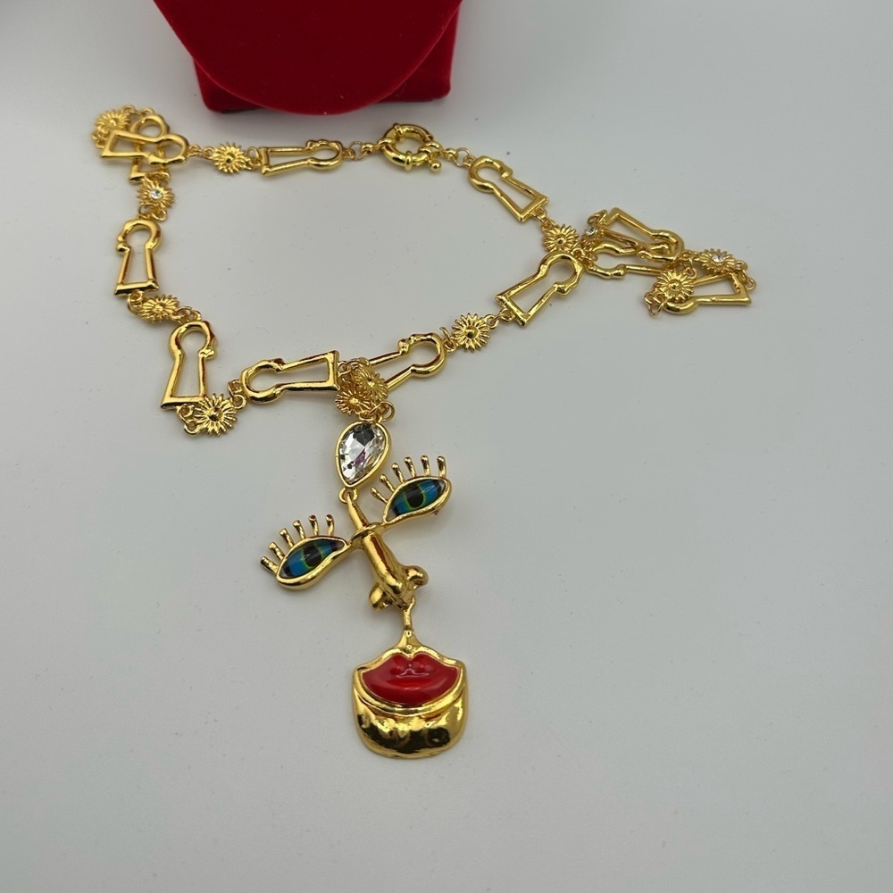 Visage Baroque Gold Artistic Face Pendant Necklace - Picture 4 of 11